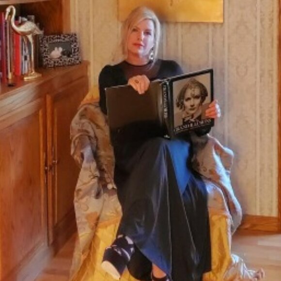 Meet The Posher @redvelvetshoe - Picture 1 of 1